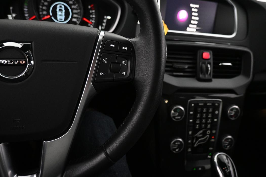 VOLVO V40 2019