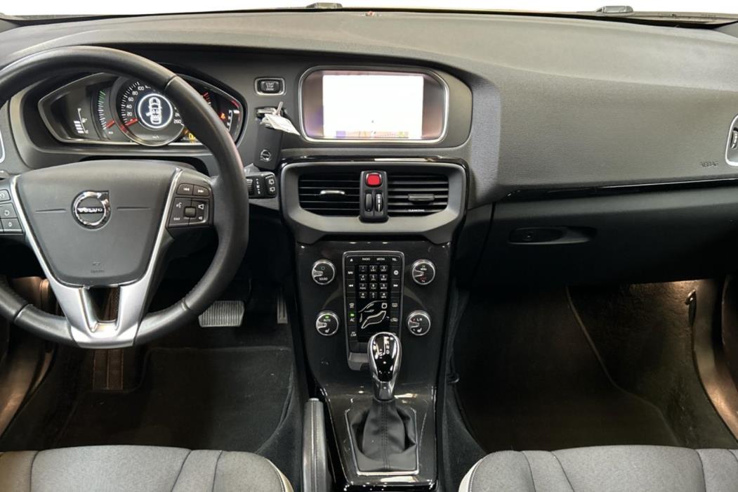 VOLVO V40 2019