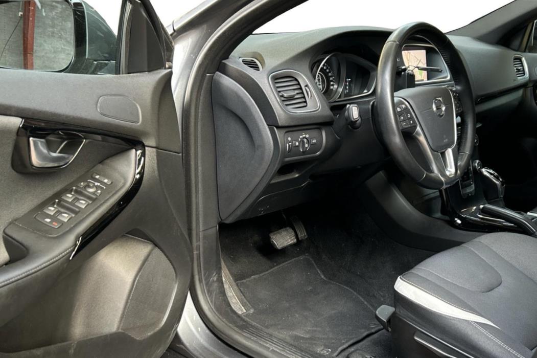VOLVO V40 2019