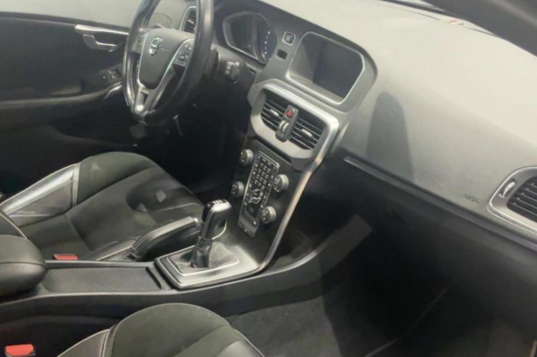 VOLVO V40 2017