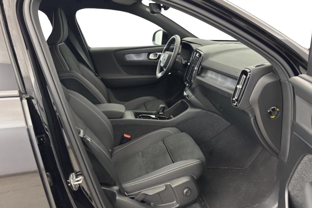 VOLVO EX40 2025