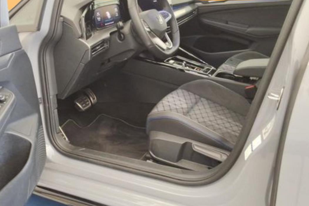 VOLKSWAGEN Golf 2025