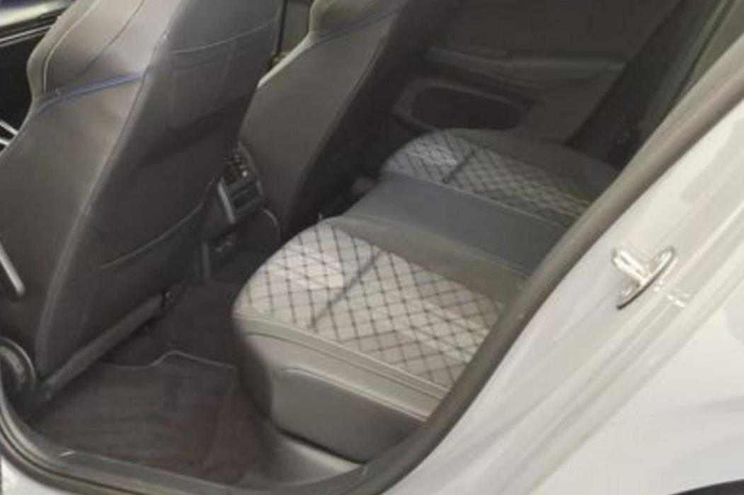 VOLKSWAGEN Golf 2025