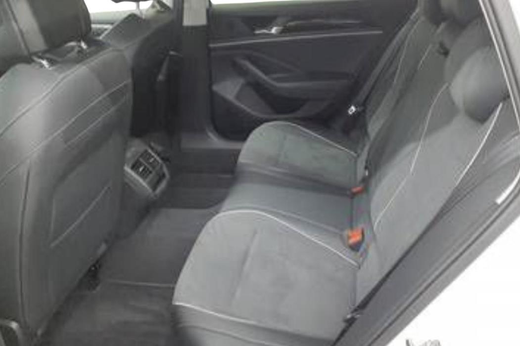 VOLKSWAGEN Passat 2025