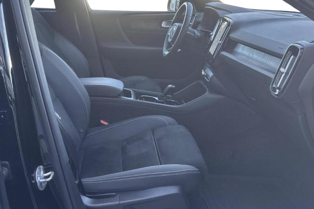 VOLVO XC40 2023