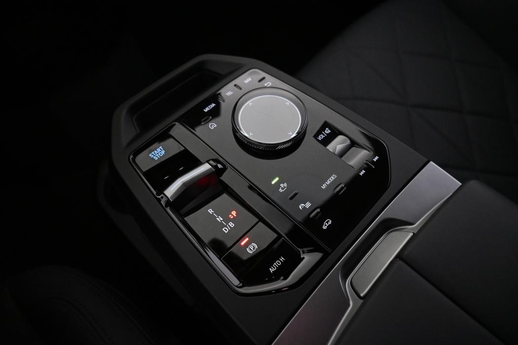 BMW iX 2025