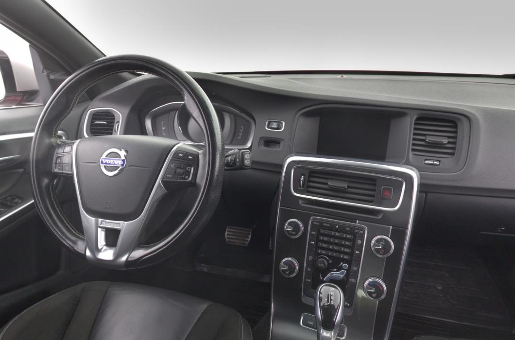 VOLVO V60 2015