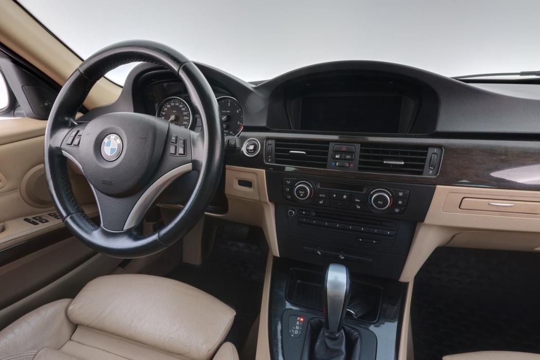 BMW 330 2011
