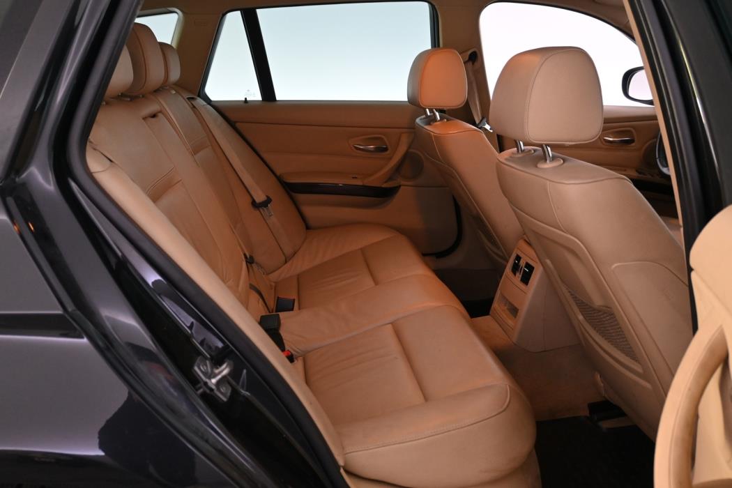 BMW 330 2011
