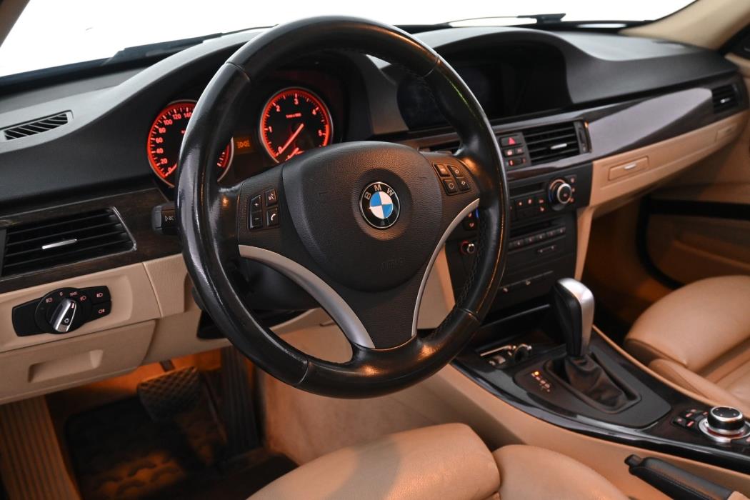 BMW 330 2011