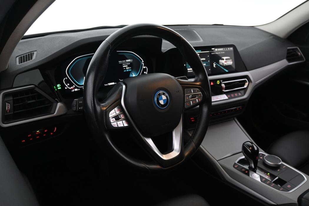 BMW 330 2022