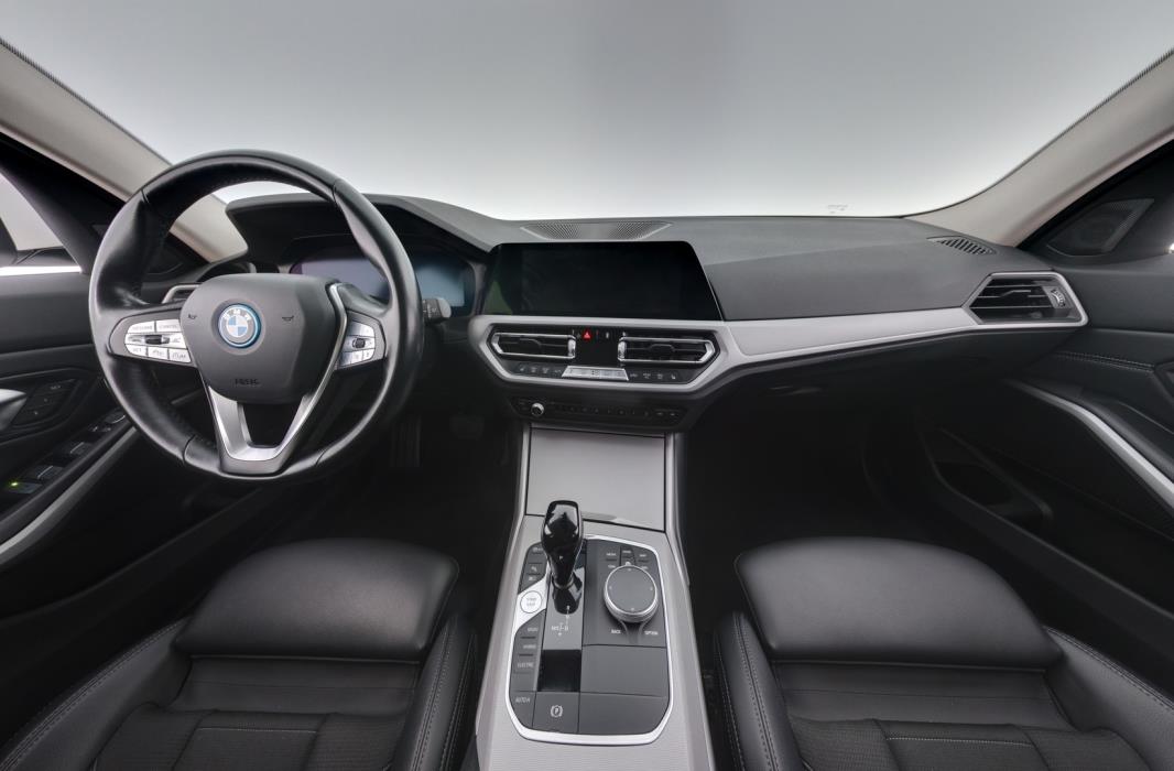 BMW 330 2022