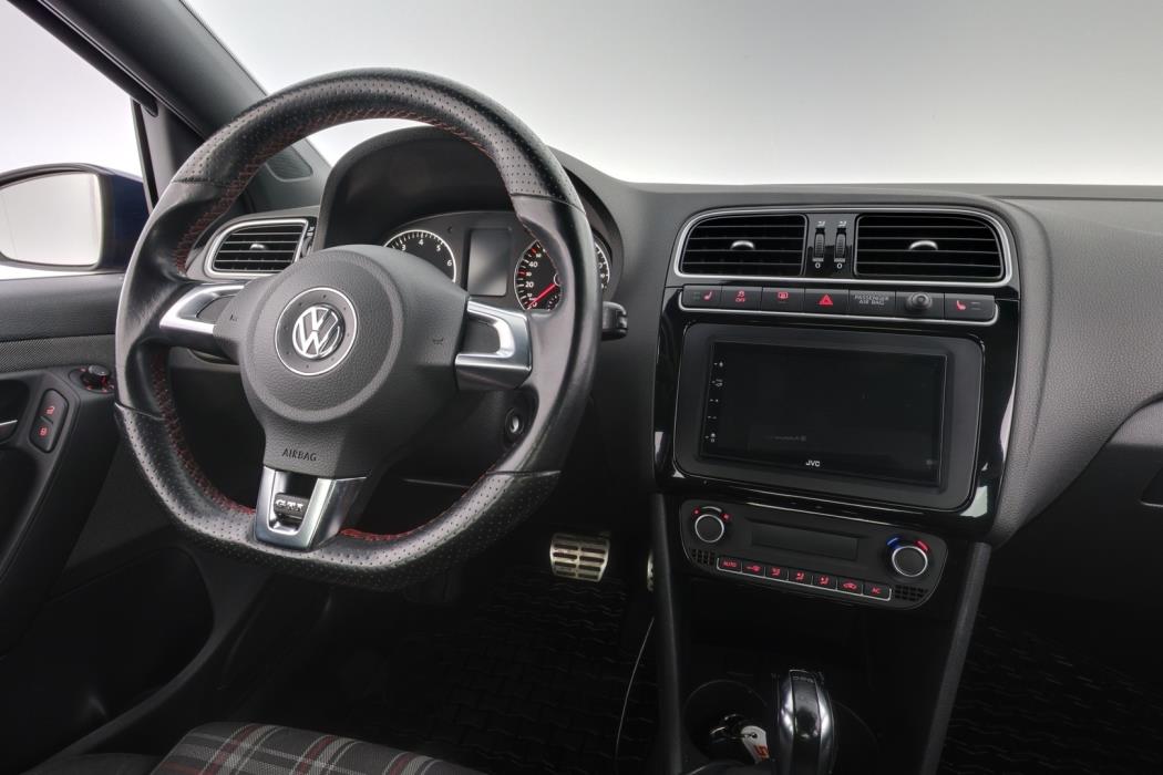 VOLKSWAGEN Polo 2012