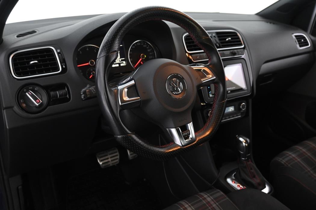 VOLKSWAGEN Polo 2012