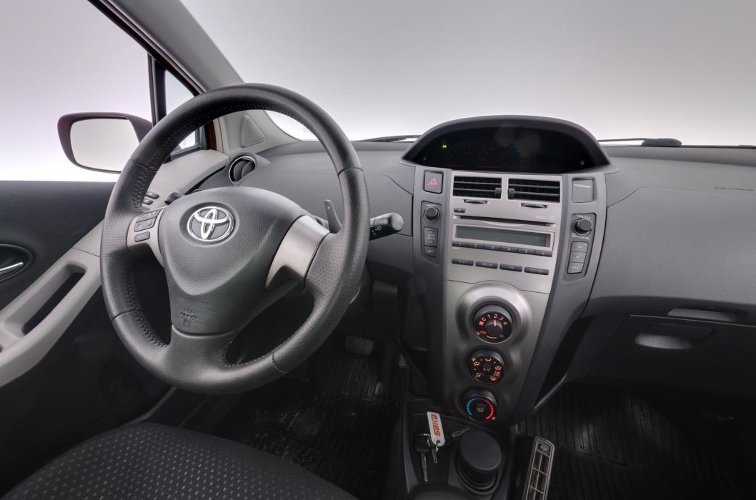 TOYOTA Yaris 2010