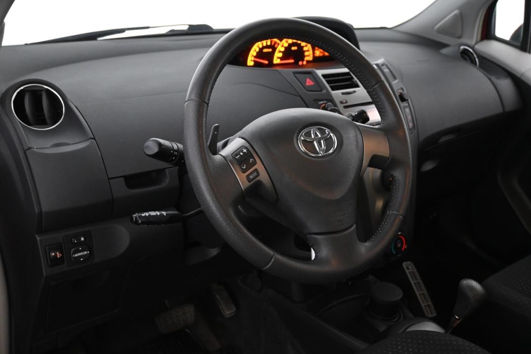 TOYOTA Yaris 2010