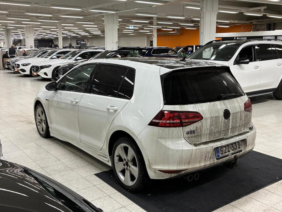 VOLKSWAGEN Golf 2015