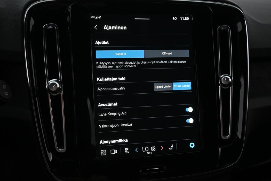 VOLVO XC40 2023