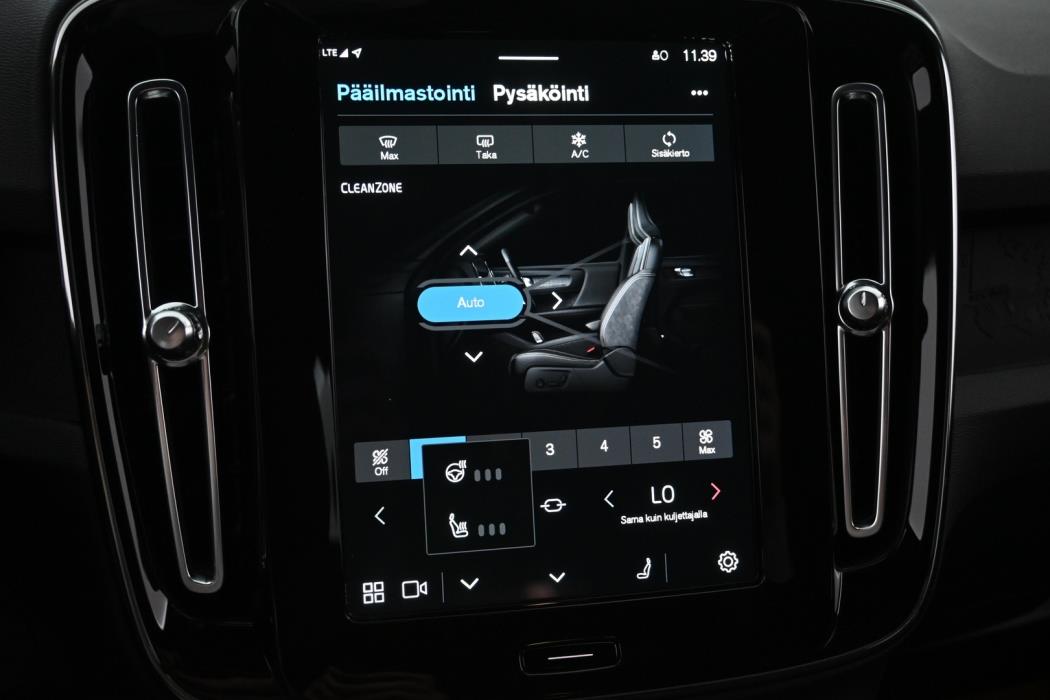 VOLVO XC40 2023