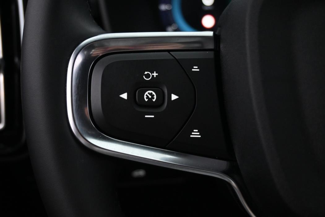 VOLVO XC40 2023