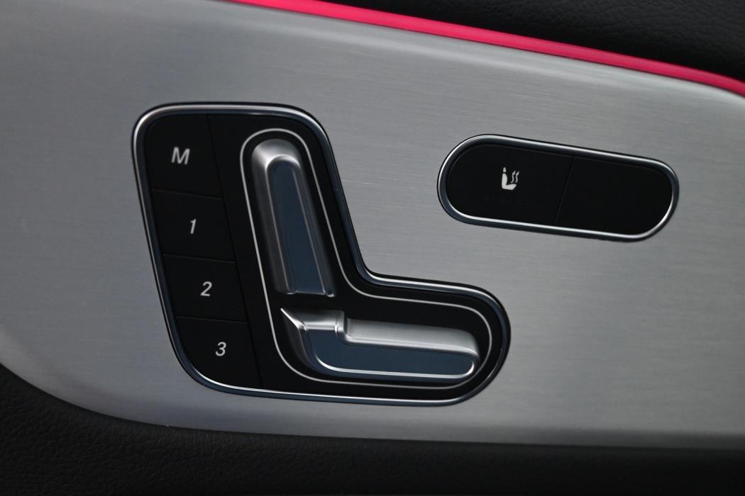 MERCEDES-BENZ EQA 2024