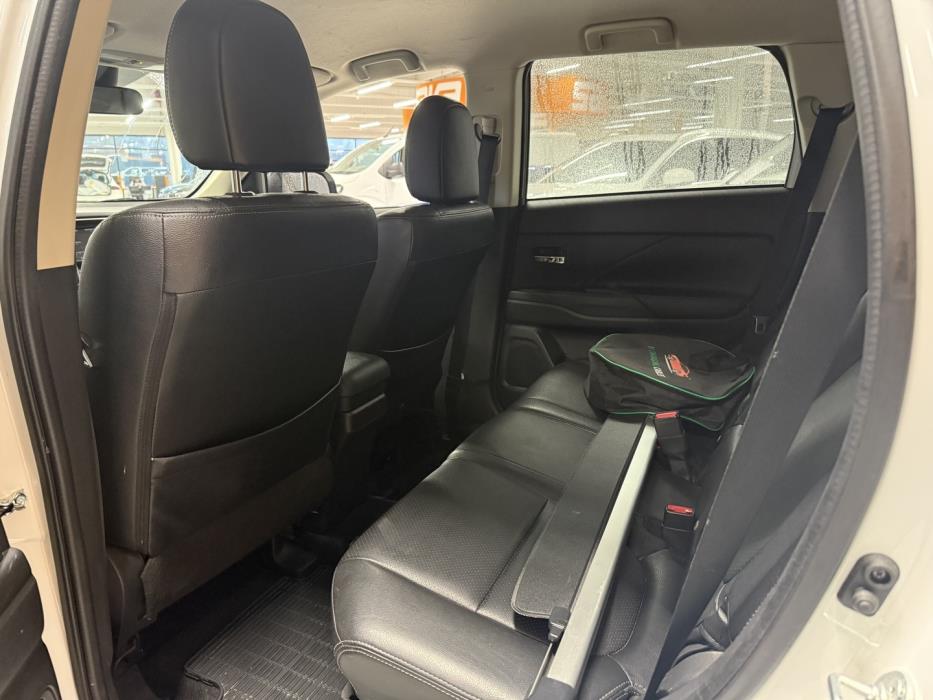 MITSUBISHI Outlander PHEV 2015