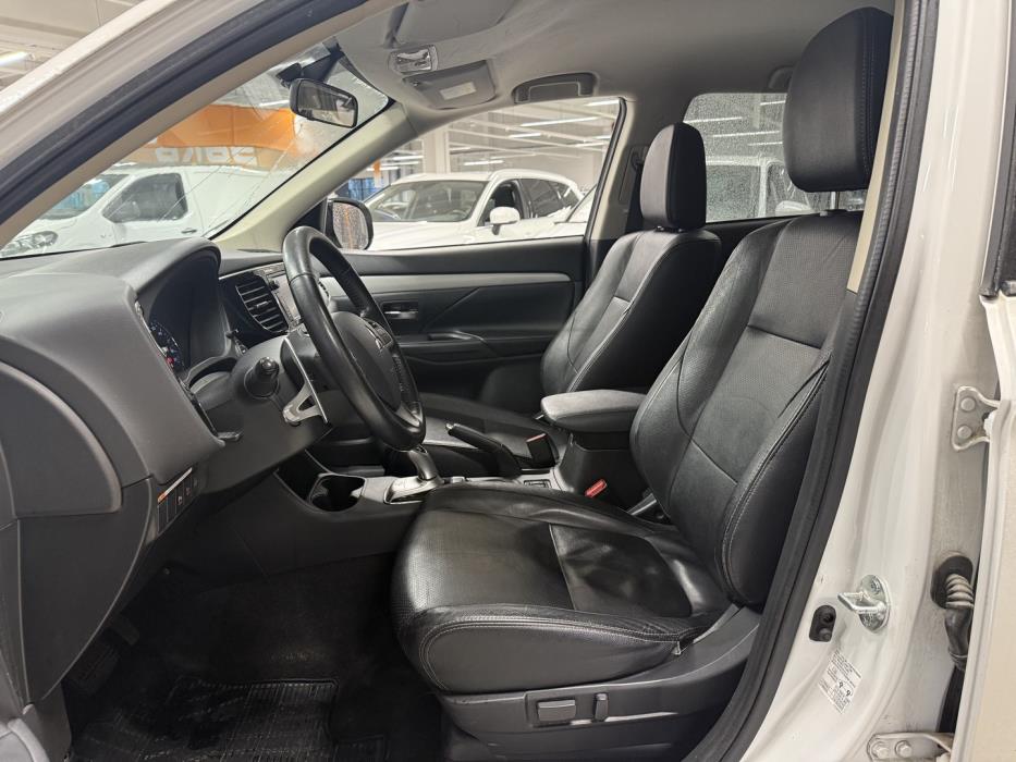 MITSUBISHI Outlander PHEV 2015