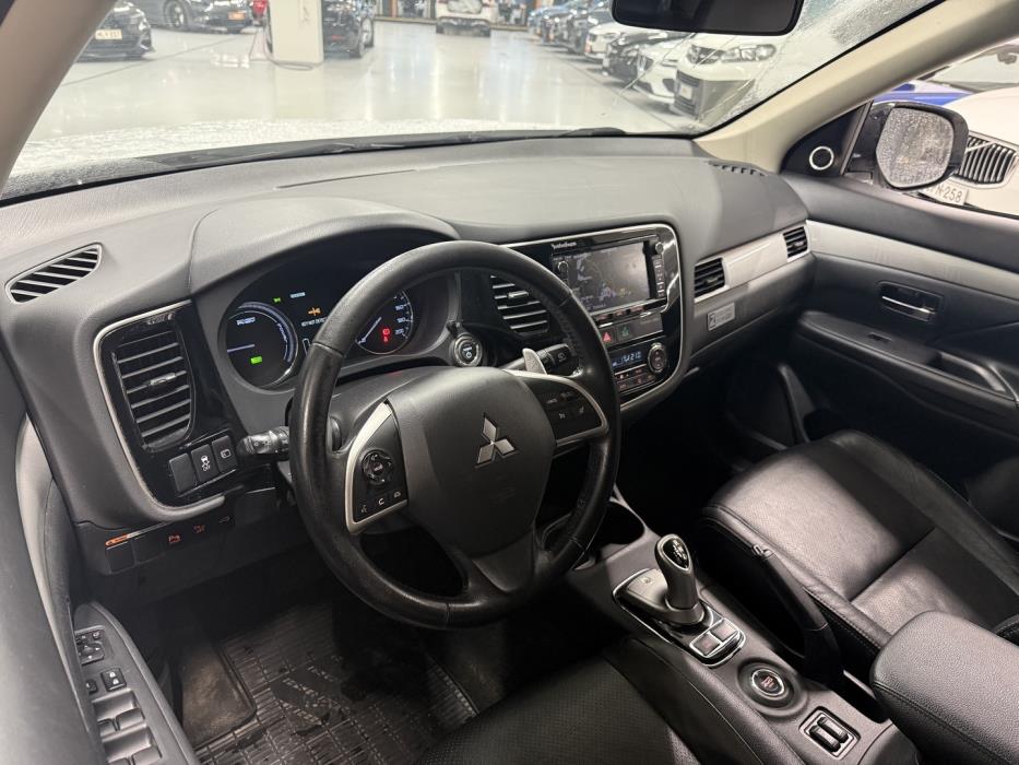 MITSUBISHI Outlander PHEV 2015