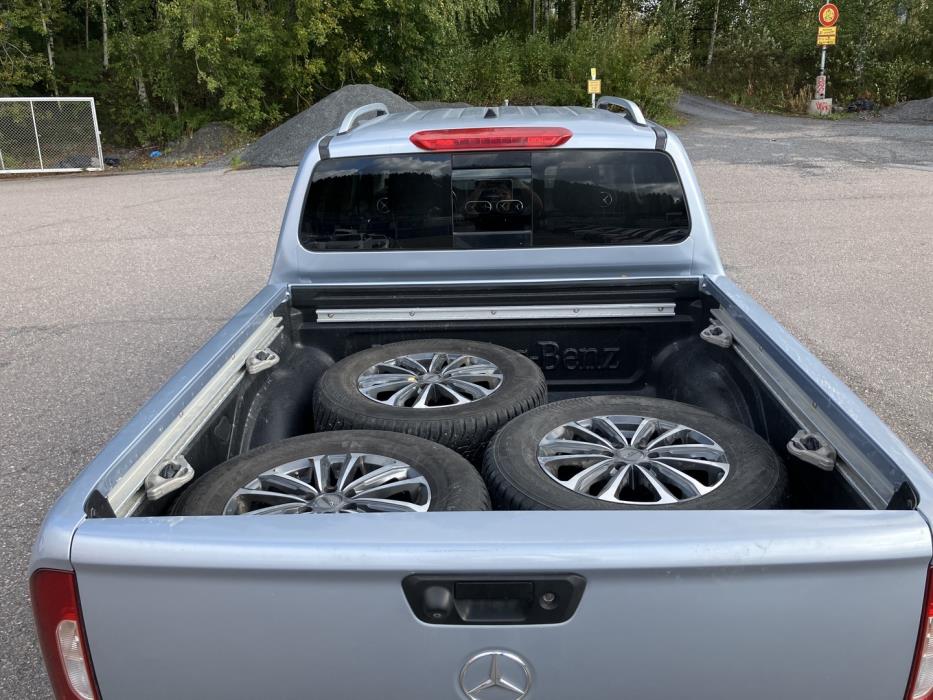 MERCEDES-BENZ X 2019