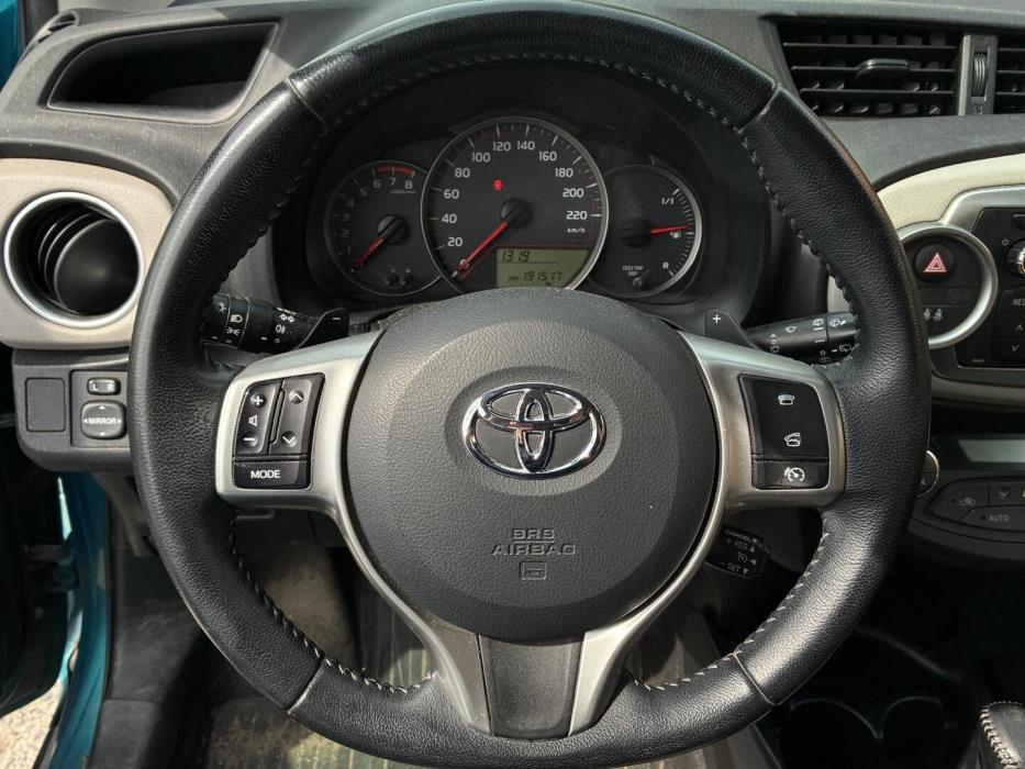 TOYOTA Yaris 2013