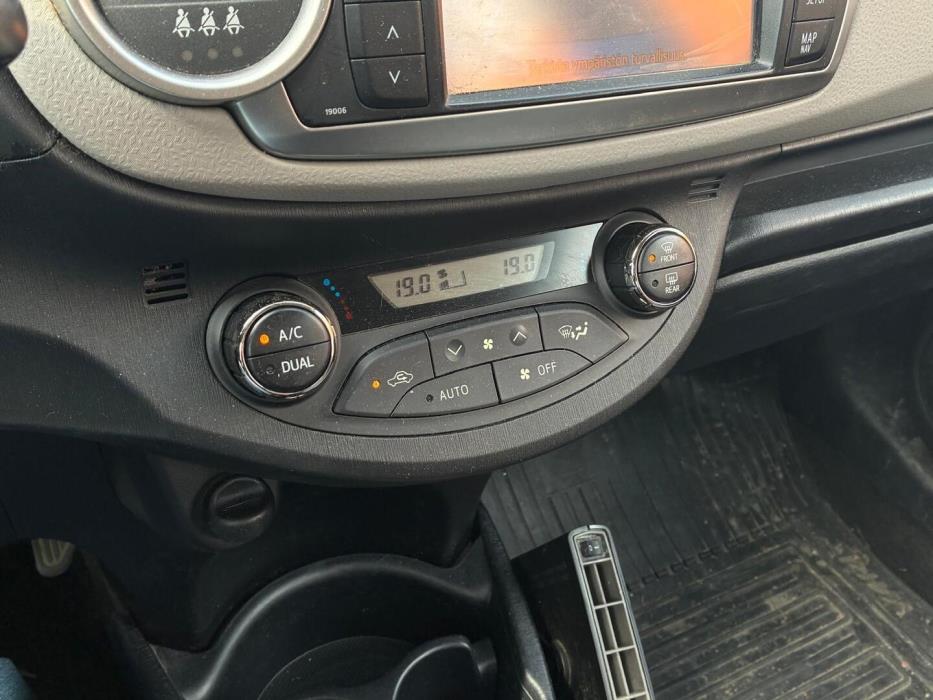 TOYOTA Yaris 2013