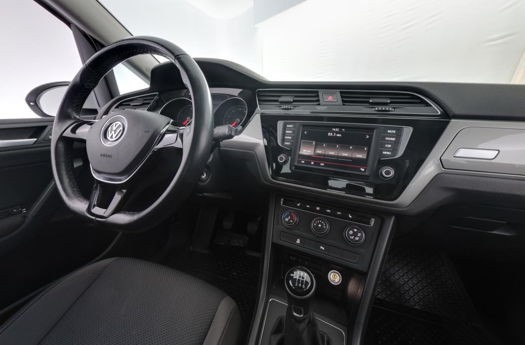 VOLKSWAGEN Touran 2016