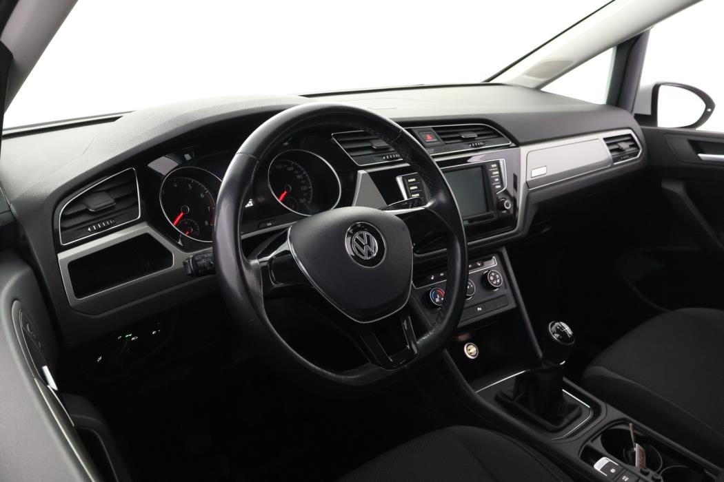VOLKSWAGEN Touran 2016