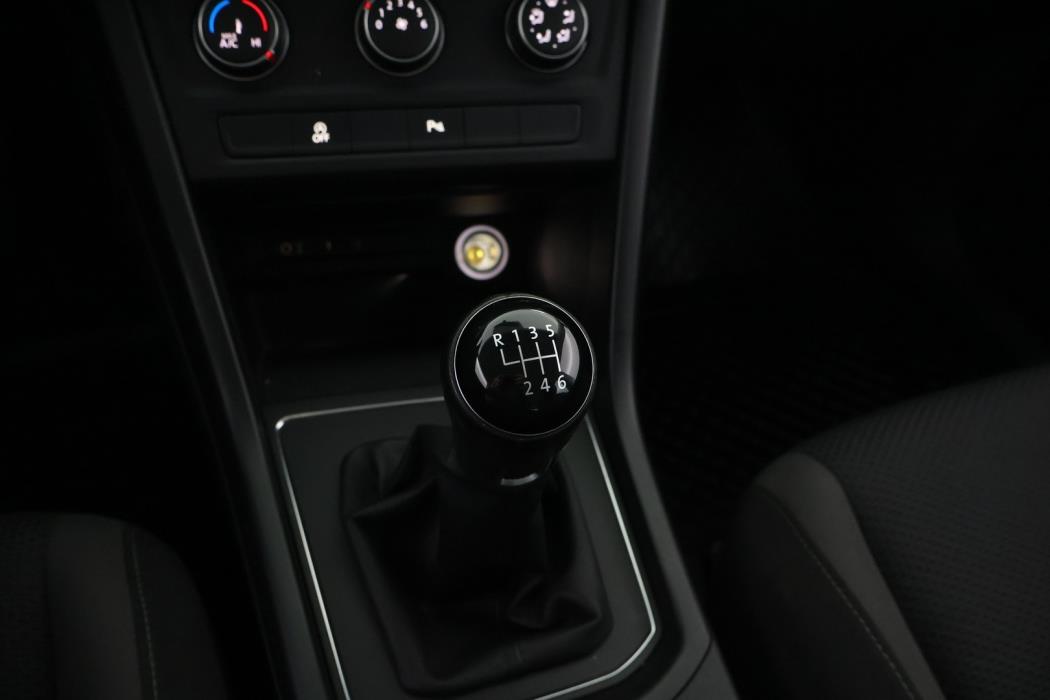 VOLKSWAGEN Touran 2016