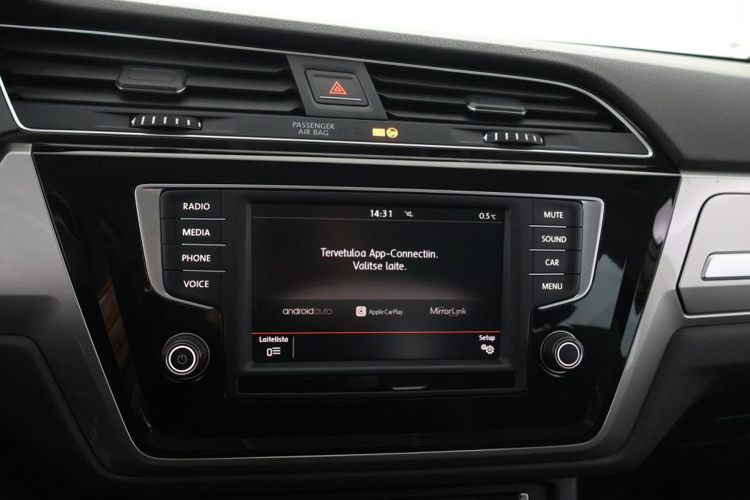 VOLKSWAGEN Touran 2016