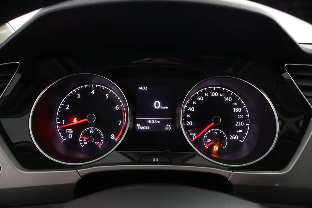 VOLKSWAGEN Touran 2016