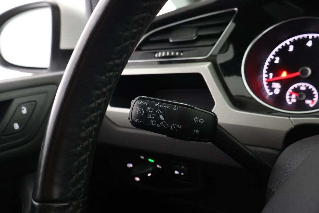 VOLKSWAGEN Touran 2016