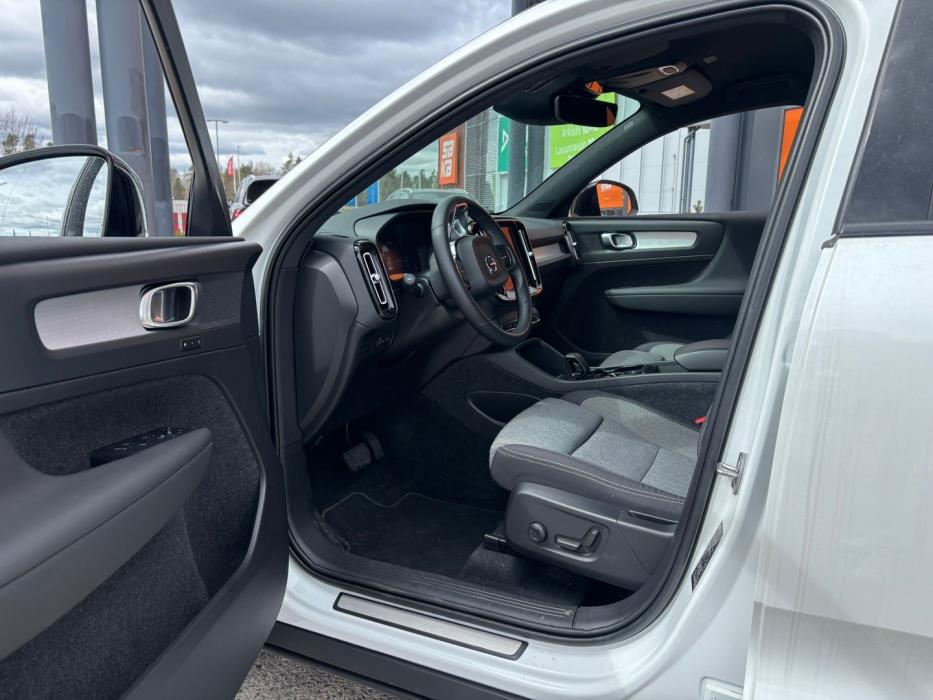 VOLVO XC40 2023