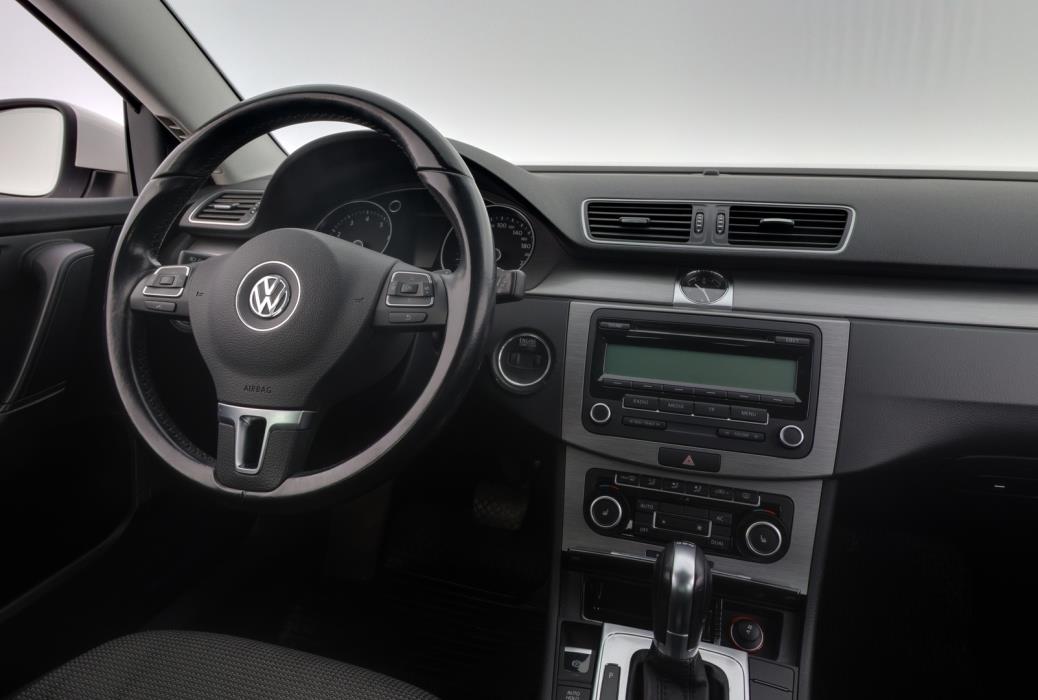 VOLKSWAGEN Passat 2011