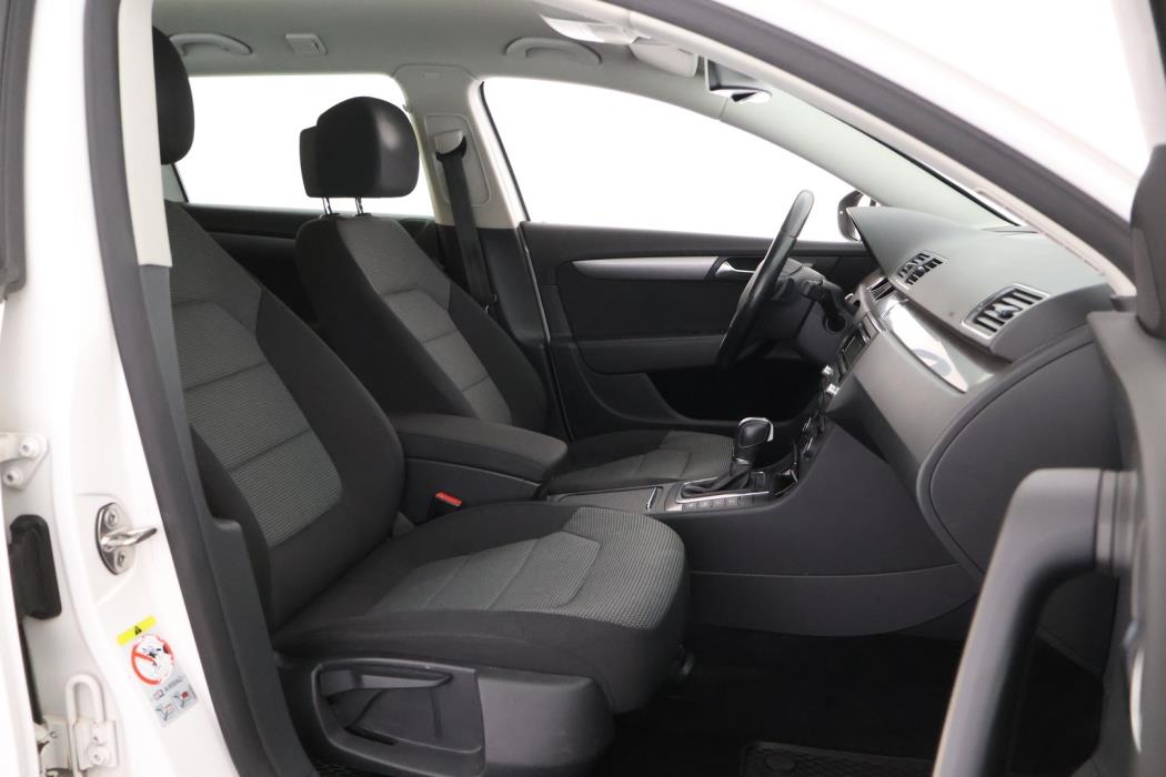 VOLKSWAGEN Passat 2011