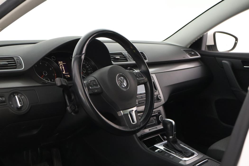 VOLKSWAGEN Passat 2011