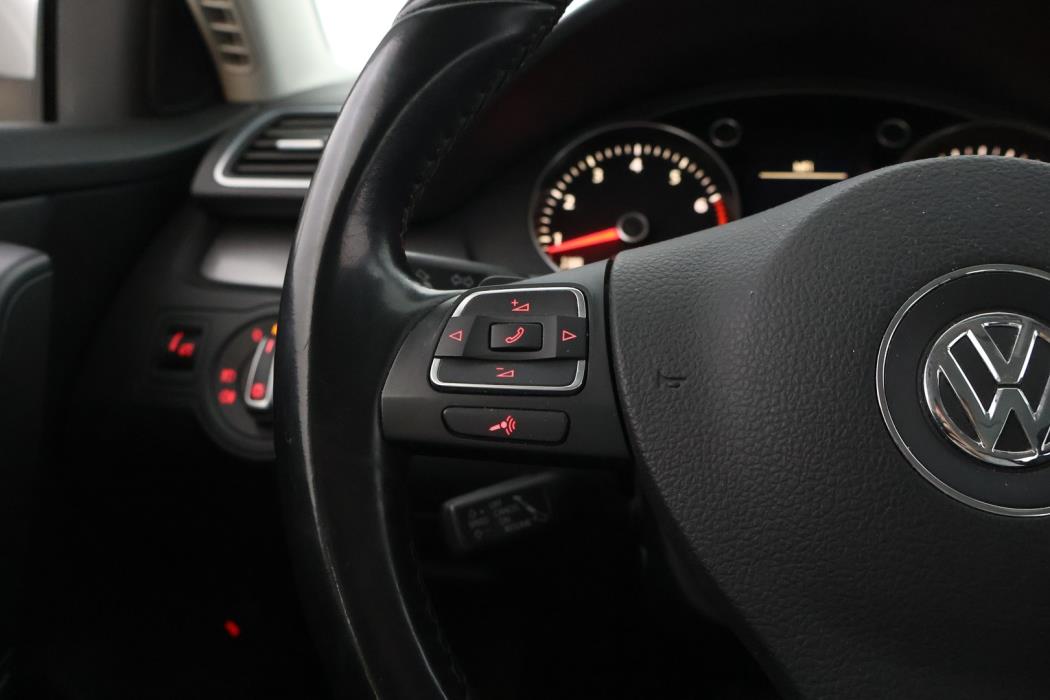 VOLKSWAGEN Passat 2011
