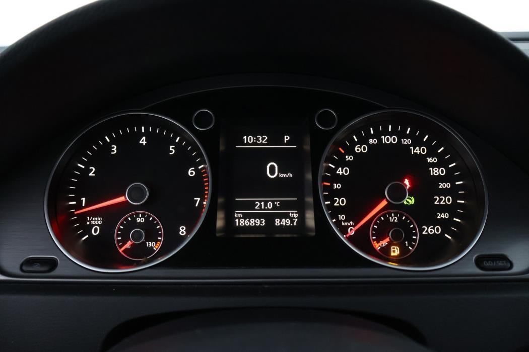 VOLKSWAGEN Passat 2011