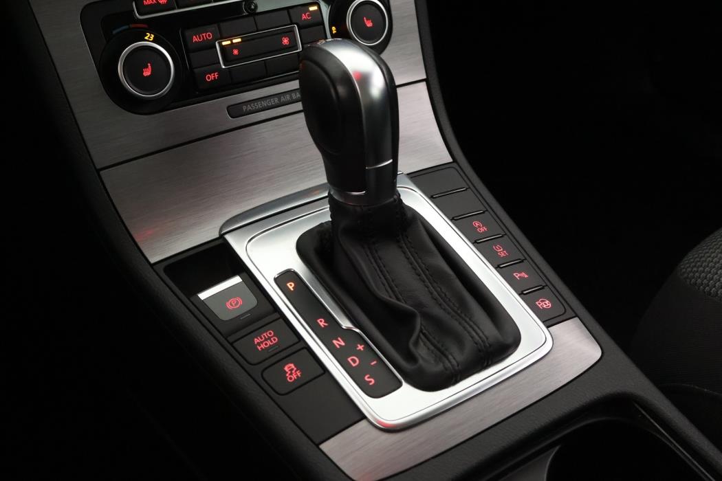 VOLKSWAGEN Passat 2011