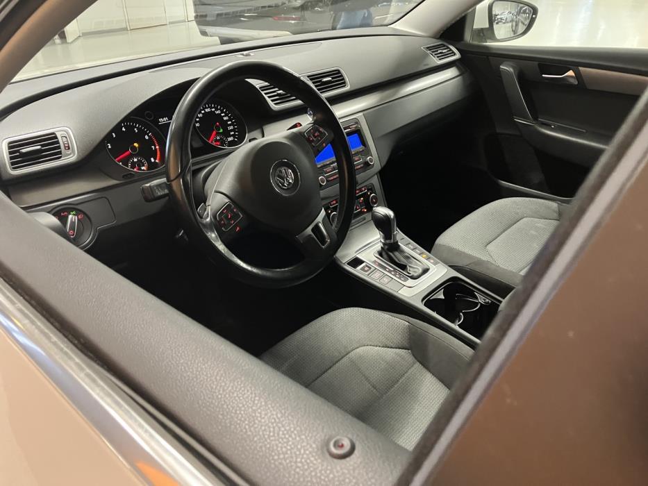 VOLKSWAGEN Passat 2011