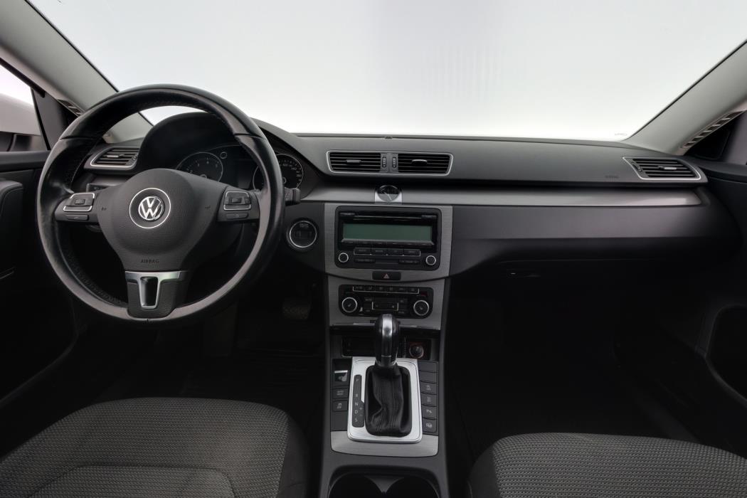 VOLKSWAGEN Passat 2011