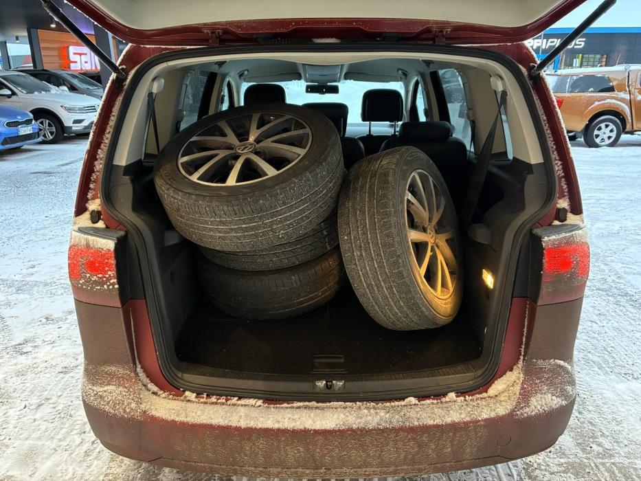 VOLKSWAGEN Touran 2014