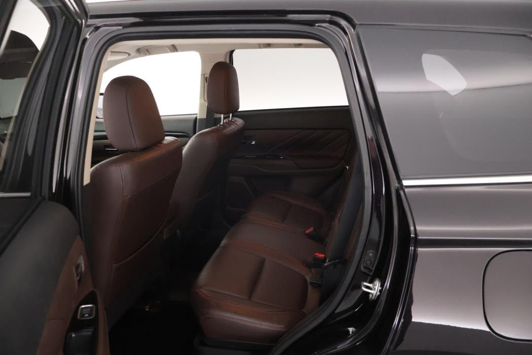 MITSUBISHI Outlander PHEV 2016