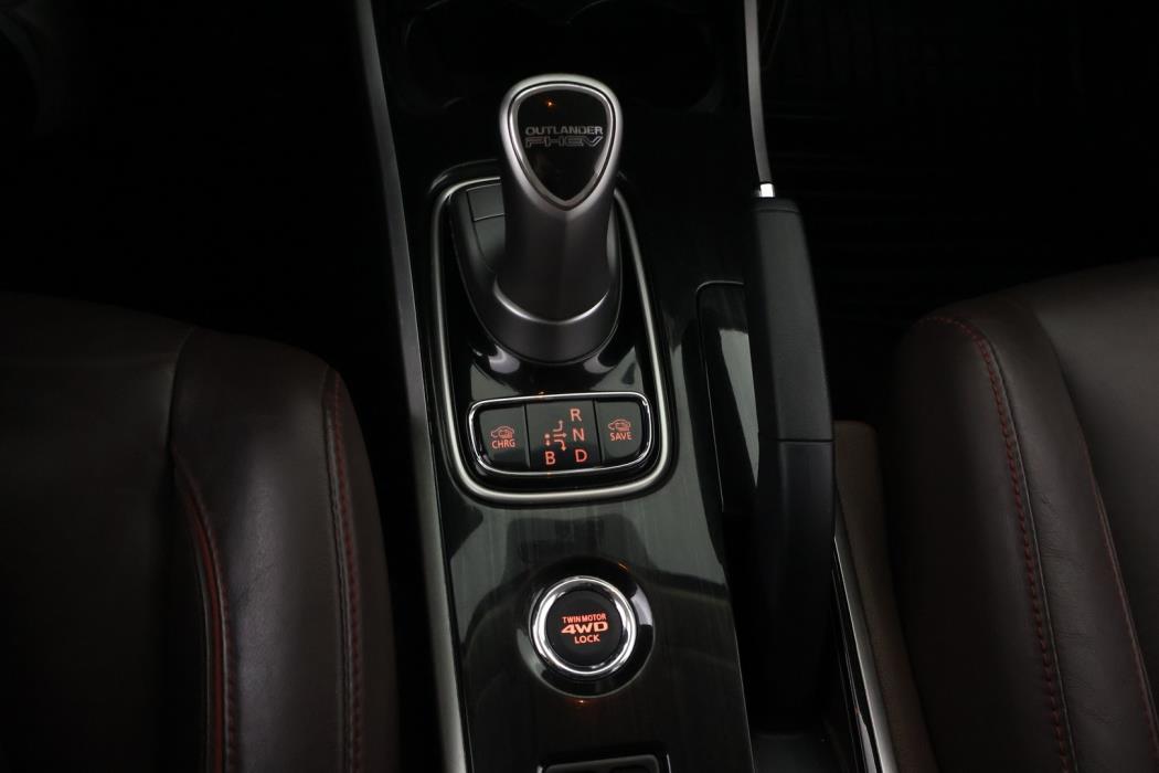 MITSUBISHI Outlander PHEV 2016