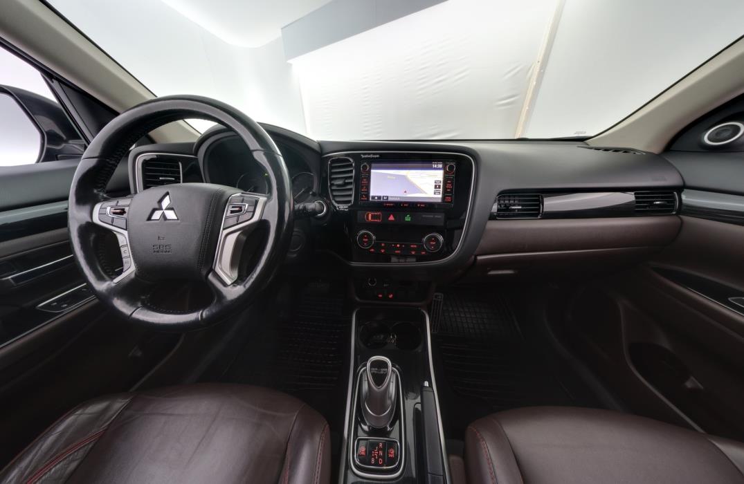 MITSUBISHI Outlander PHEV 2016